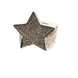 Anello stella hip hop da uomo con pavé di zirconi e finitura metallica argentata