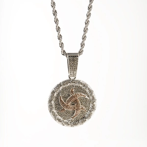 Halsketting met ronde hanger bezet met strassteentjes en zilveren gedraaide touwketting