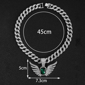 Herenketting met engelenvleugels, groene steen en 45 cm lange Cubaanse schakel