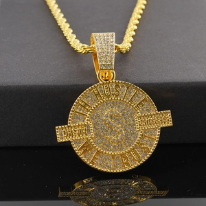 Nahaufnahme von Gold-Dollar-Anhänger mit Zirkonia-Besatz und Traumjäger-Gravur