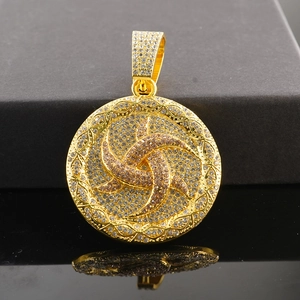 Macro-detail van de gouden ronde hanger met strass-spiraalontwerp en twistketting