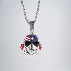 Détail du pendentif chien hip hop avec strass bleus et collier chaîne torsadée argentée