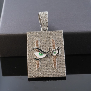 Primer plano de colgante hip hop rectangular con diamantes y diseño de ojo verde