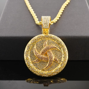 Macro-opname van hiphop-hanger met fonkelende zirkonia op een dikke gedraaide ketting