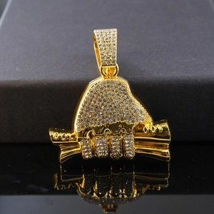 Gros plan du pendentif hip hop en forme de liasse de billets avec des strass brillants