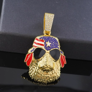 Détail macro du pendentif chien doré avec lunettes et chapeau drapeau USA et strass