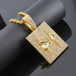 Colgante de ojo cuadrado hip hop en dorado con circonitas y cadena de cuerda gruesa