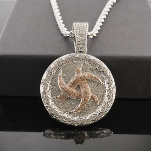 Detail van de strass ingelegde schijfhanger met drievoudige spiraal aan torsieketting