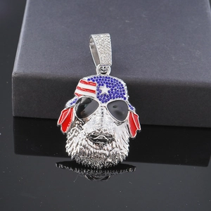 Vue macro d'un pendentif chien hip-hop avec chapeau drapeau USA et strass bleu brillant