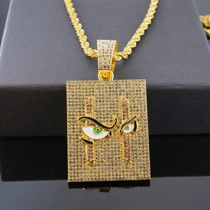 Detalle macro del colgante hip hop con diseño de ojo verde y cadena de oro torcida