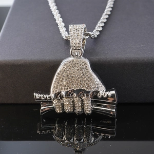 Vue détaillée du pendentif main tenant de l'argent avec chaîne torsadée argentée