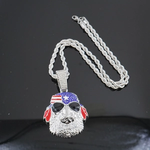 Pendentif chien hip hop avec chapeau drapeau USA et lunettes sur chaîne torsadée