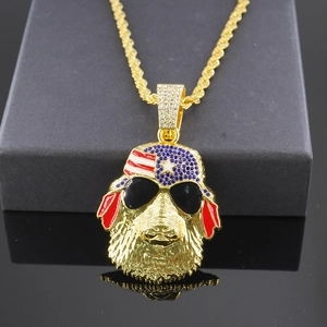 Détail du pendentif chien hip-hop avec casque drapeau américain et chaîne dorée torsadée
