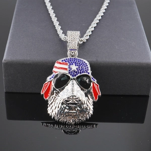 Détail du pendentif chien hip hop avec chapeau drapeau USA et chaîne torsadée