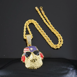 Détail du pendentif chien hip hop avec drapeau américain et strass sur chaîne dorée