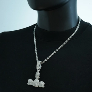 Collier hip hop chaîne torsadée argentée avec pendentif pièce d'échecs reine glacée