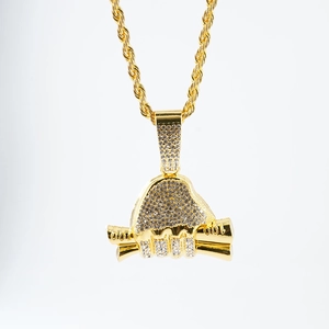 Collier hip hop avec pendentif liasse de billets doré et strass sur une chaîne torsadée