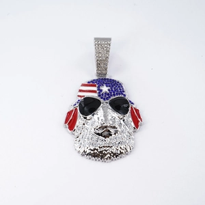 Pendentif chien hip hop avec cristaux étoiles et rayures sur chaîne torsadée 5mm