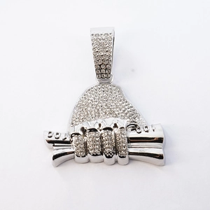 Pendentif Hip Hop main tenant des rouleaux de billets avec pierres claires en argent