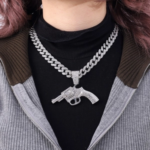 Collar hip hop con colgante de revólver y cadena cubana con diamantes de imitación