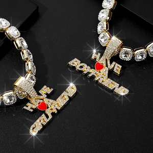 Détail de colliers hip hop avec chaînes en zircone étincelantes et pendentif HAVE A BOYFRIEND