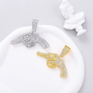 Colgante de revólver estilo hip hop en oro y plata con incrustaciones de diamantes falsos