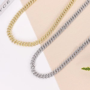 Detalle de cadenas Cuban link de 10mm en oro y plata con pavé de diamantes de imitación