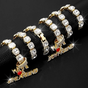 Détail de chaînes tennis hip hop dorées avec pendentifs HAVE A BOYFRIEND étincelants