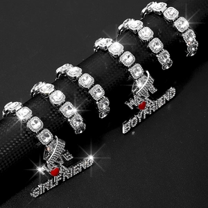Gros plan de colliers hip-hop avec pendentifs I Love Boyfriend et Girlfriend sertis de strass