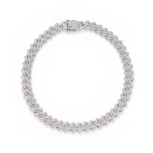 Vue détaillée d'une chaîne cubaine argentée de 15mm avec strass et fermoir à cliquet orné