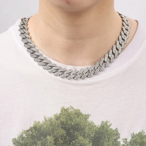 Détail du collier cubain 15mm en argent serti de strass brillants micro-pave