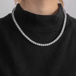 Klassische 4mm Zirkonia-Tennis-Halskette in Silber auf schwarzem Rollkragenoberteil