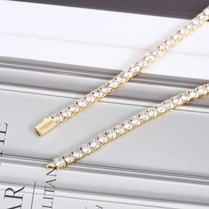 Elegante 4mm Gold Tennis Halskette mit runden weißen Zirkonia und sicherem Kastenverschluss