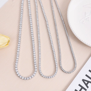 Detail von drei silbernen Tennisketten mit 4 mm Zirkonia auf einem weißen Teller