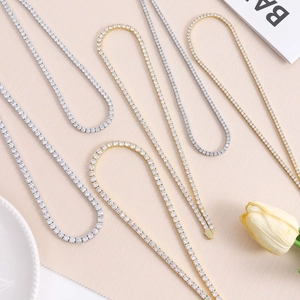 Makroaufnahme von Gold- und Silber-Tennisetten mit 4mm Zirkonia Steinen im Detail