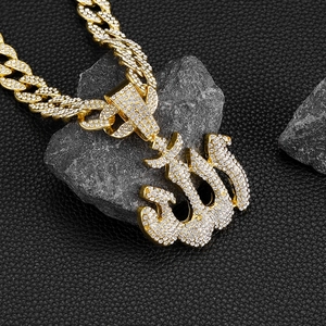 Macro del ciondolo Allah stile hip-hop con strass lucidi e catena a maglia cubana dorata