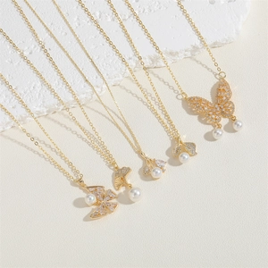 Détails des colliers dorés avec perles, papillon en zircon et pendentifs de feuille de ginkgo