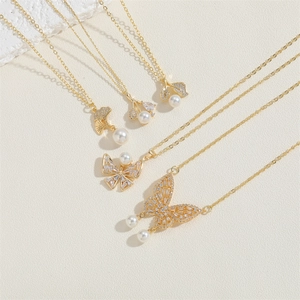 Colliers dorés élégants avec pendentifs perle, papillon et feuille de ginkgo sur pierre