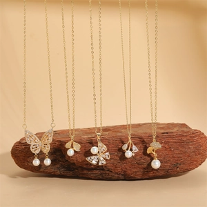 Collier Pendentif Papillon et Feuille de Ginkgo en Cuivre et Perle Artificielle pour Femme Collier Ras du Cou Élégant en Strass Bijoux