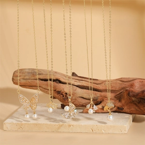 Collection de colliers dorés avec papillon et feuille de ginkgo, perles et zircons