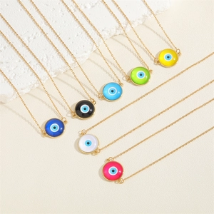 Set mit sieben bunten Harz-Evil-Eye-Halsketten an goldenen Titanstahlketten