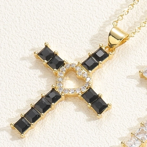 Detail der Goldkreuz-Halskette mit Herzmitte und schwarzen Zirkonia-Steinen