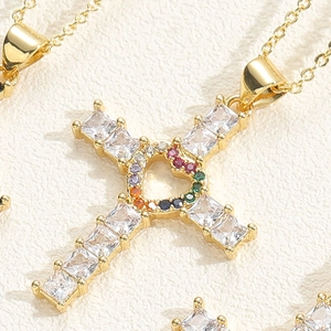 Detailansicht des Goldkreuz-Anhängers mit bunten Zirkonia-Steinen in Herzform