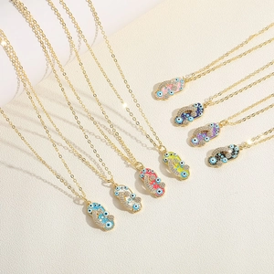 Collana con ciondolo a piede occhio del diavolo dorato, smalto colorato e zirconi lucidi