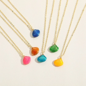 Hawaïaanse kleurrijke schelphanger kettingen met gouden ketting minimalistische sieraden