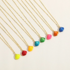 Acht delige set kleurrijke emaille schelphandhanger kettingen met gouden ketting