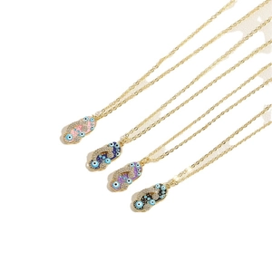 Collana con ciondolo occhio del male nei colori rosa blu viola e nero su catena dorata