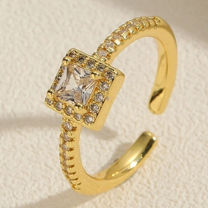 Vue détaillée de la bague œil maléfique plaquée or avec halo carré et zircone cubique
