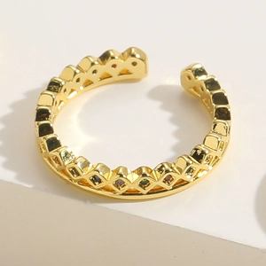 Détail de la bague ouverte dorée avec motif de vagues en zircons colorés et forme couronne