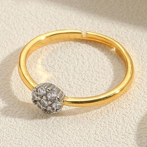 Détail de la bague œil maléfique dorée ornée d'un groupe de zircons cubiques étincelants